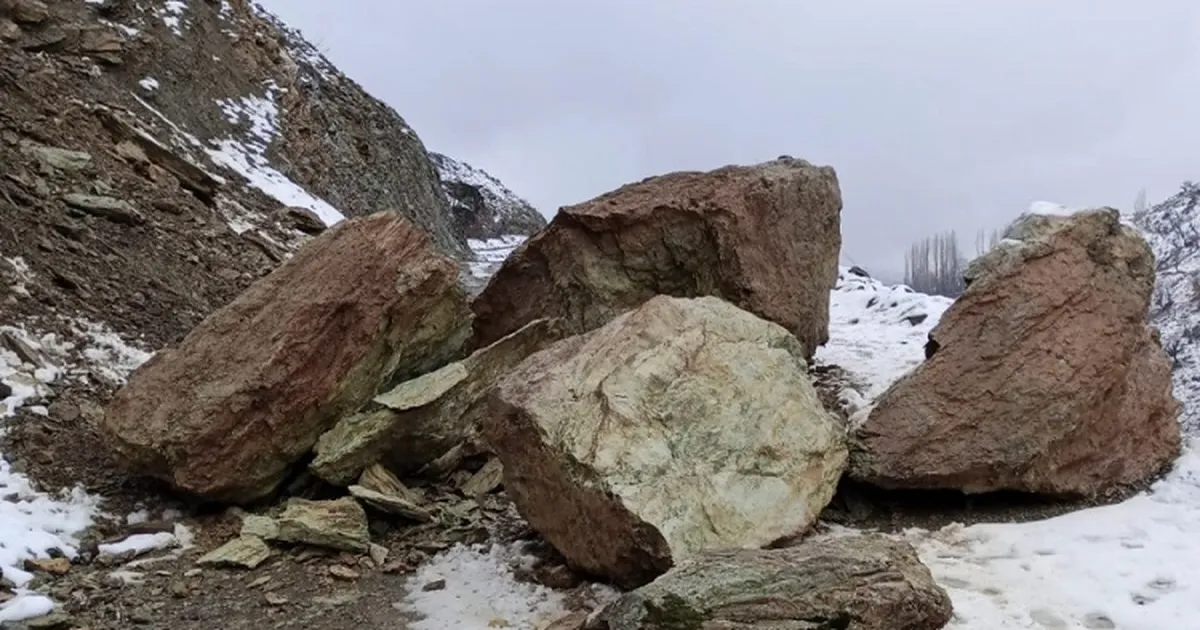 Diyarbakır Kulp’ta yamaçlardan yollara düşen kayalar temizlendi