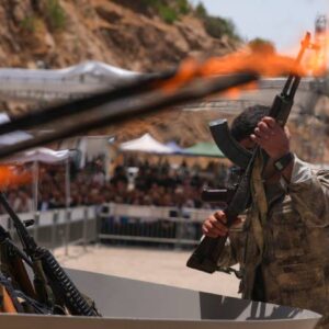 bakan guler teror orgutunun tum uzantilariyla birlikte silahlarini birakmasi fesih kararini bir an once ve tam anlamiyla uygulamasi gerekmektedir Zp3yQKy4