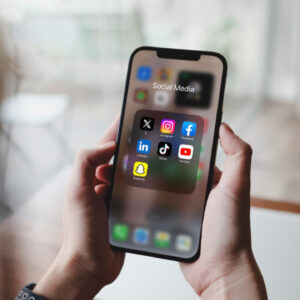 sosyal medyada sadece 1 saat gezinmek bakin gozlerimize neler yapiyor hkx1kVlg