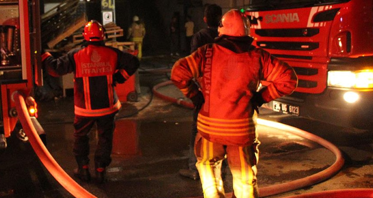 avcilarda bir evin catisinda baslayip 3 binaya sicrayan yangin sonduruldu qzROu7gr