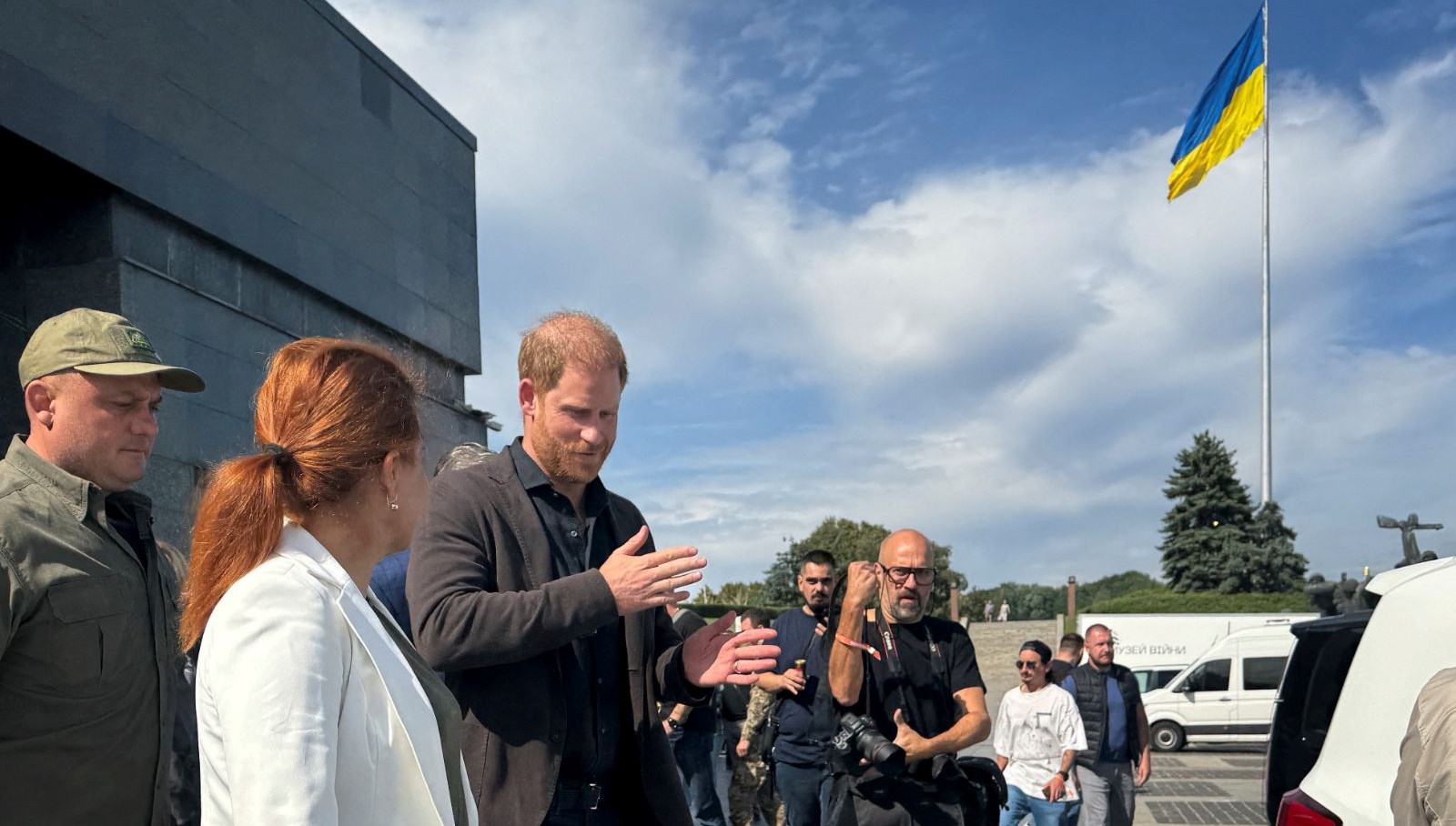 prens harry kieve gitti savasin izlerini yerinde gozlemledi fTmeJOTw