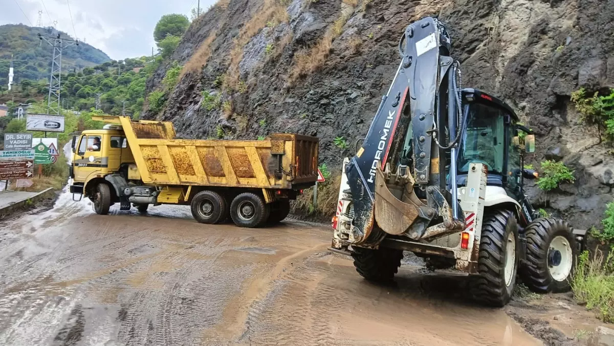 trabzonda siddetli yagis toprak kaymalarina neden oldu 4f3InUC1