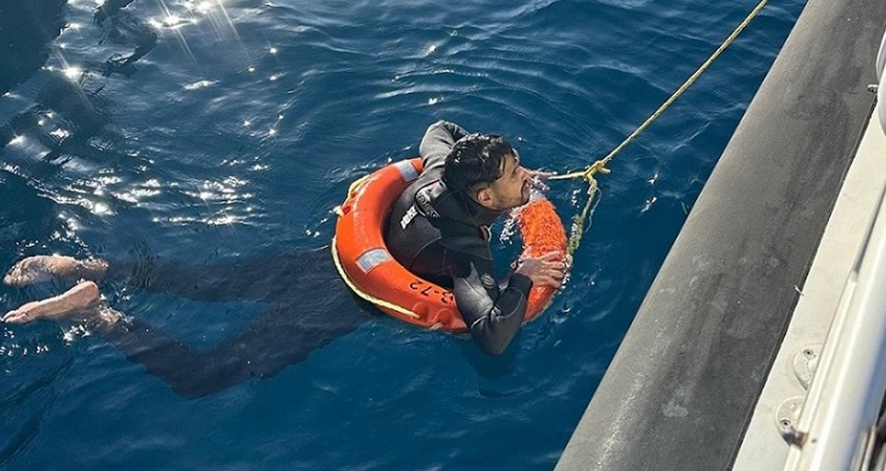 yunan adalarina yuzerek gecerken oluyorlardi jnytA9nU