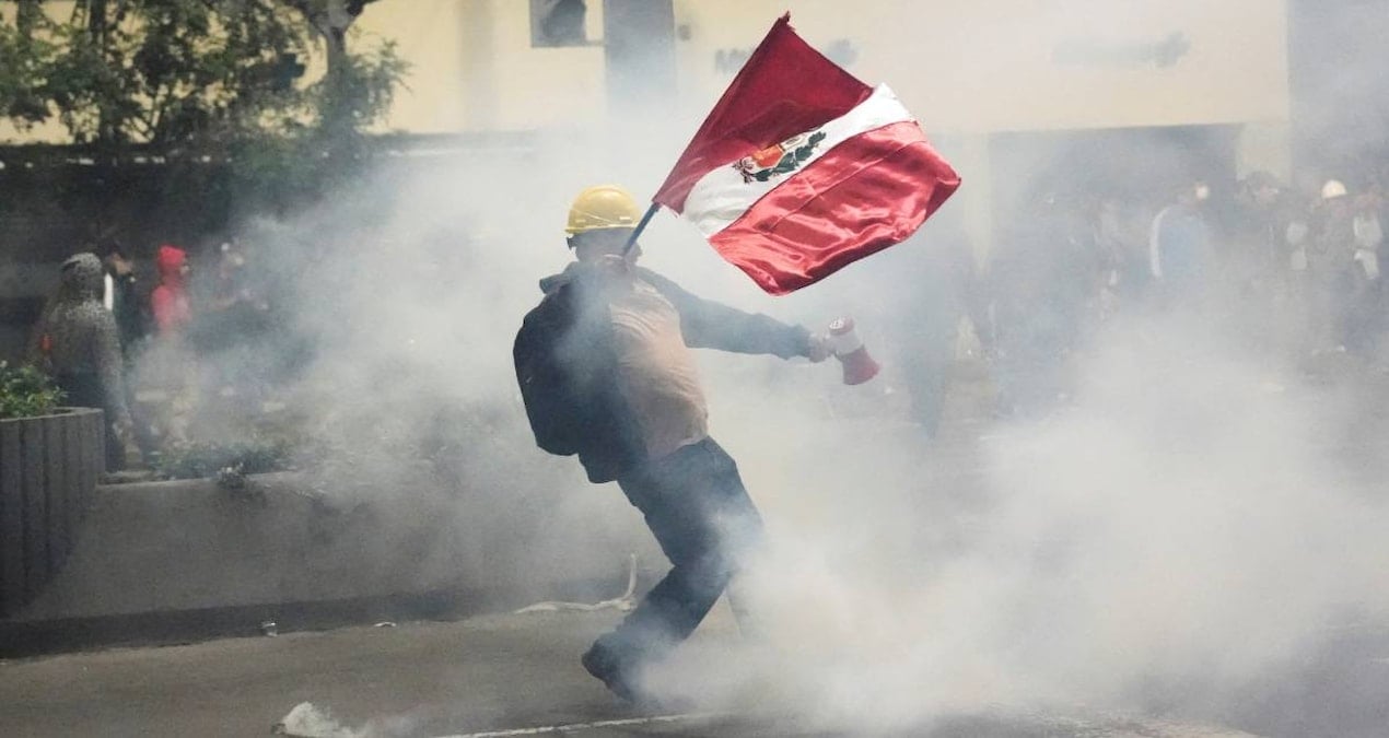 z kusagi bu kez peruda sokaklara indi protestocular yuksek mahkemeyi yakti vAVddBwH