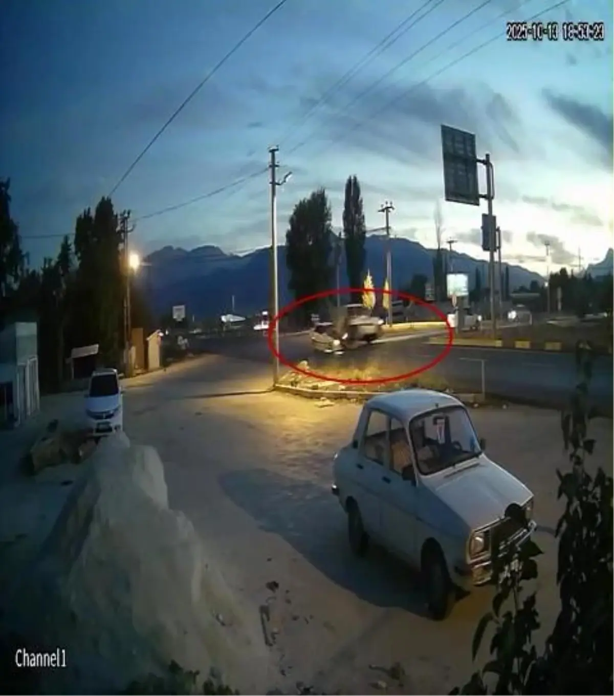 antalyada hafif ticari arac ile otomobil carpisti 4 yarali kWzRUALQ.jpg