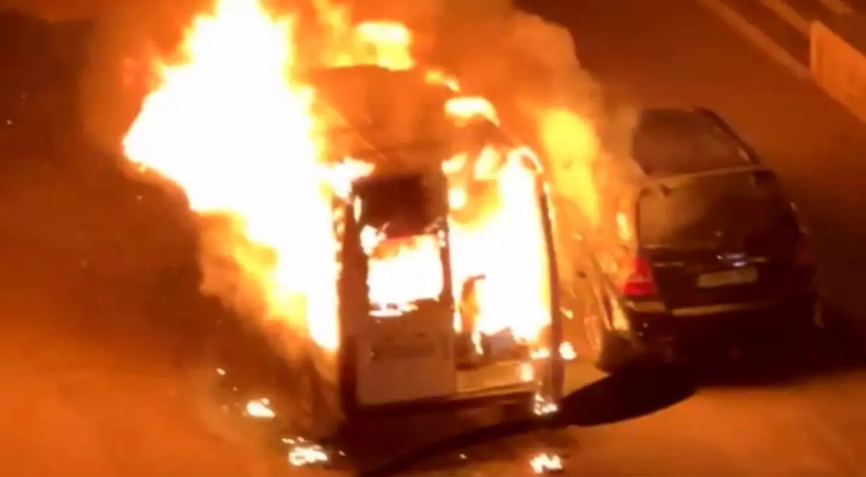 gaziantepte park halindeki minibus alev aldi Z1i5jXVs