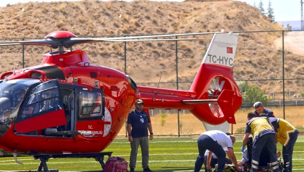 hava ambulansi tarlada calisirken yaralanan vatandas icin havalandi gfCxO5KU