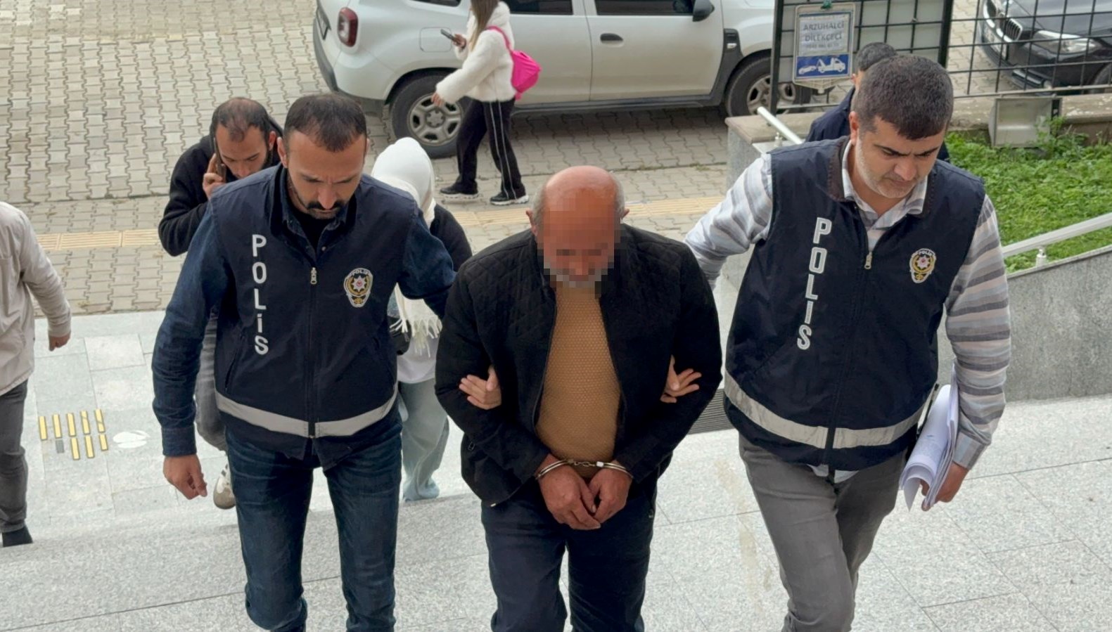 kiralik aracla kaza yapan oglu yuzunden banka soydu 6GVZGE3C.jpg