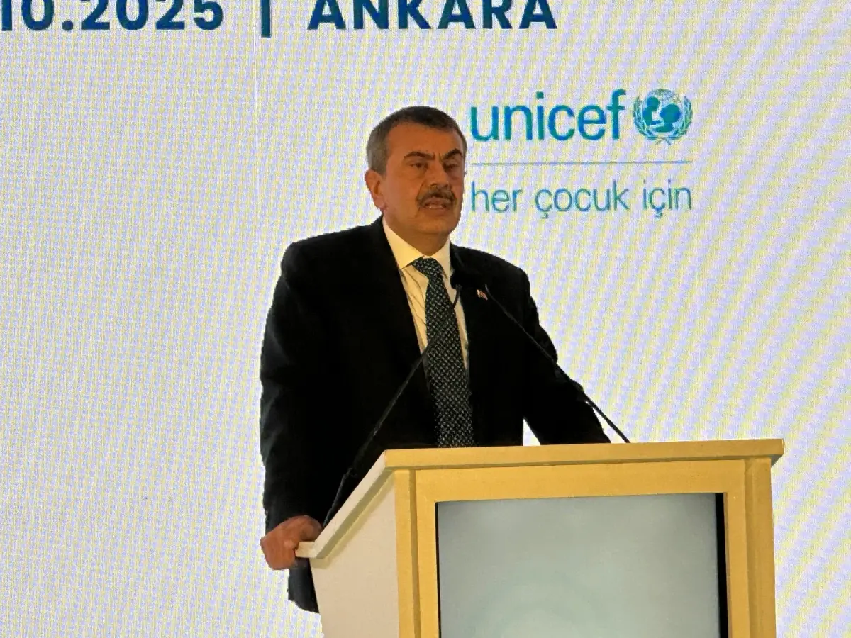 milli egitim bakani tekin ogretmenlerin ve ogrencilerin dijital okuryazarligini gelistirmek programimizin odak noktalarindan bir tanesi IQdut6F7