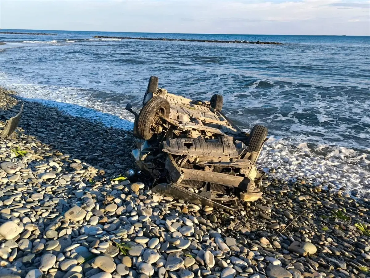 samsunda otomobilin deniz kenarina devrilmesi surucu yaralandi luSnZbl1