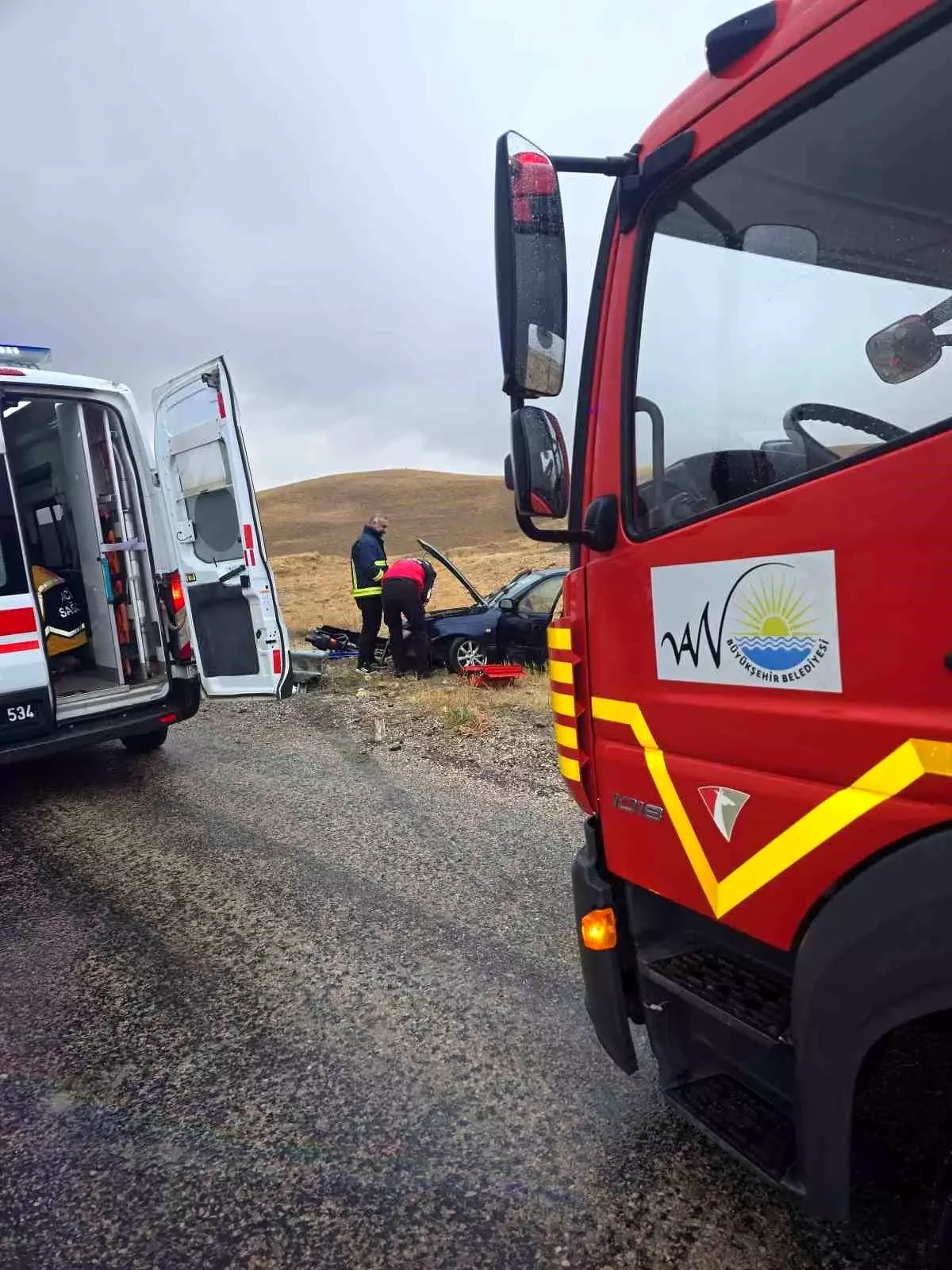 van hakkari kara yolunda trafik kazasi 5 yarali NfHZZYxn.jpg