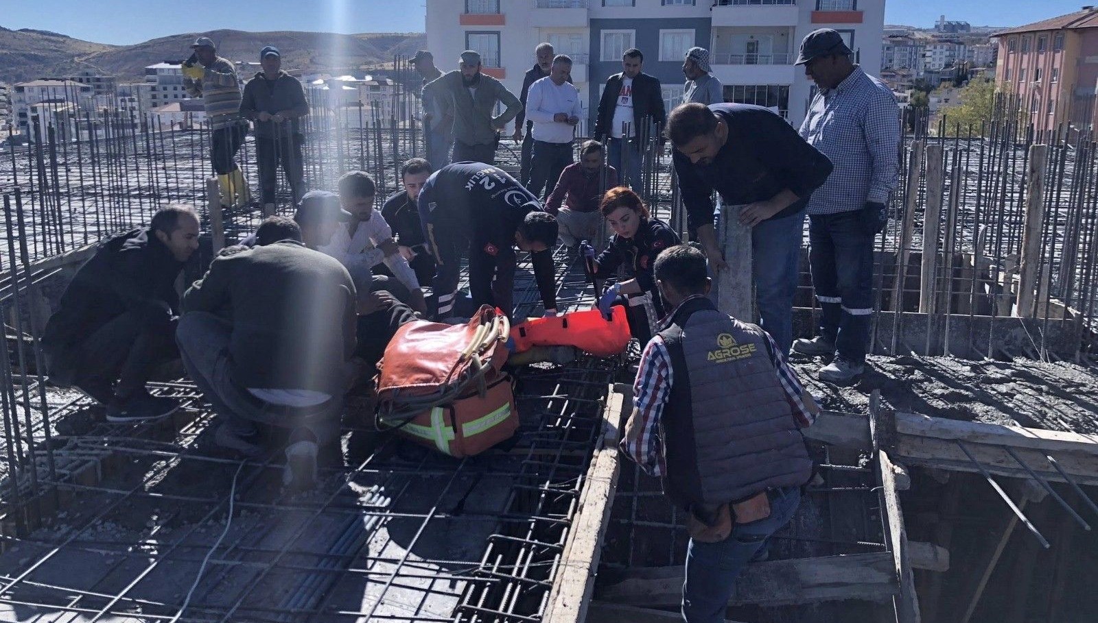 kirilan pompa parcasinin altinda kalan isci yaralandi C5NgmBcZ.jpg