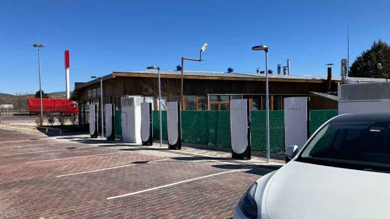 Tesla, Isparta Keçiborlu’da 8 noktalı yeni Supercharger istasyonunu hizmete açtı