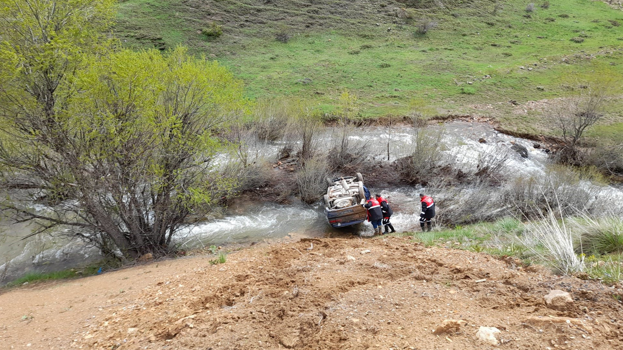 Sivas’ta Feci Kaza: Araç Dereye Uçtu, Yaralılar Var
