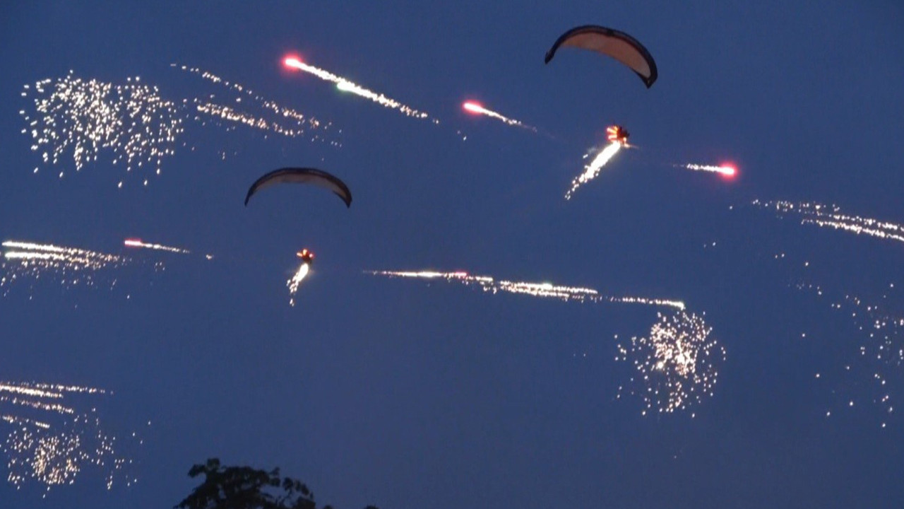 Antalya’da 19 Mayıs Coşkusu: Paramotor Gösterileri ve Binlerce Meşale ile Kutlama