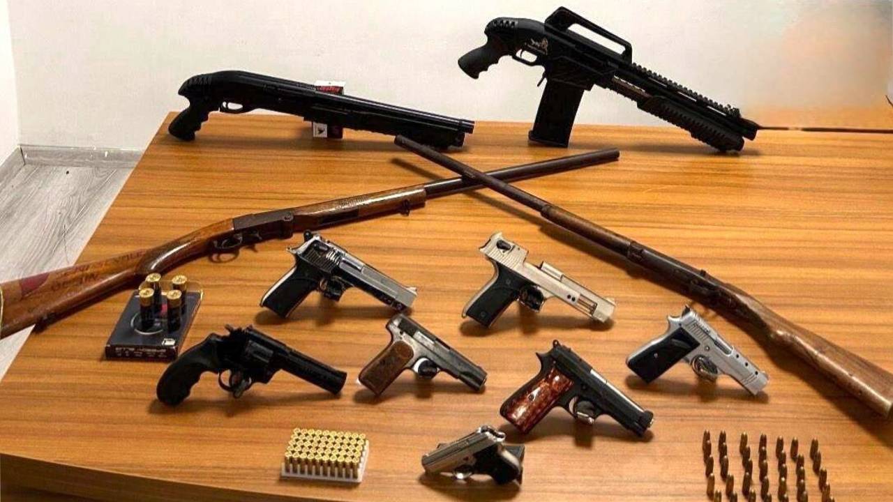 İzmir’de 7 Ruhsatsız Tabanca ve 4 Pompalı Tüfek Ele Geçirildi, 3 Kişi Gözaltında