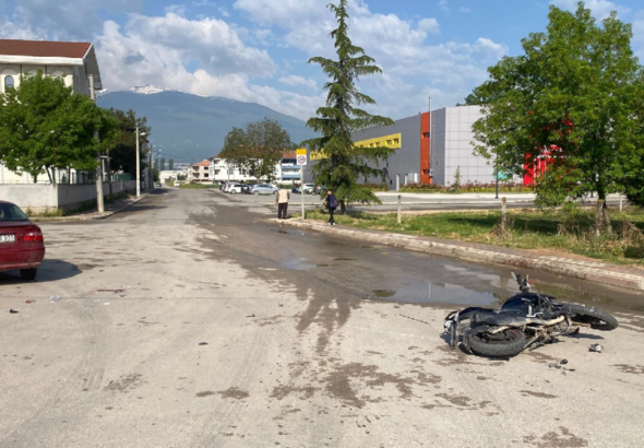 otomobil-ile-motosiklet-carpisti-5-kisi-yaralandi-Cp4A6KH9